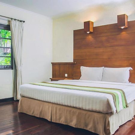 Whiz Prime Hotel Darmo Harapan Surabaya Exterior photo