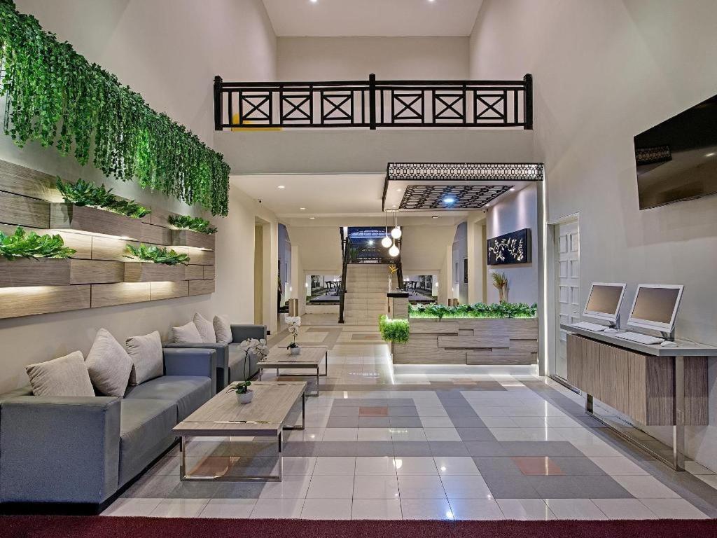 Whiz Prime Hotel Darmo Harapan Surabaya Exterior photo