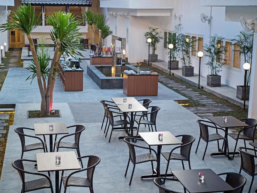 Whiz Prime Hotel Darmo Harapan Surabaya Exterior photo
