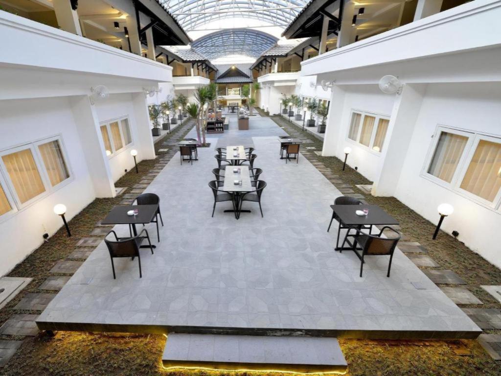 Whiz Prime Hotel Darmo Harapan Surabaya Exterior photo