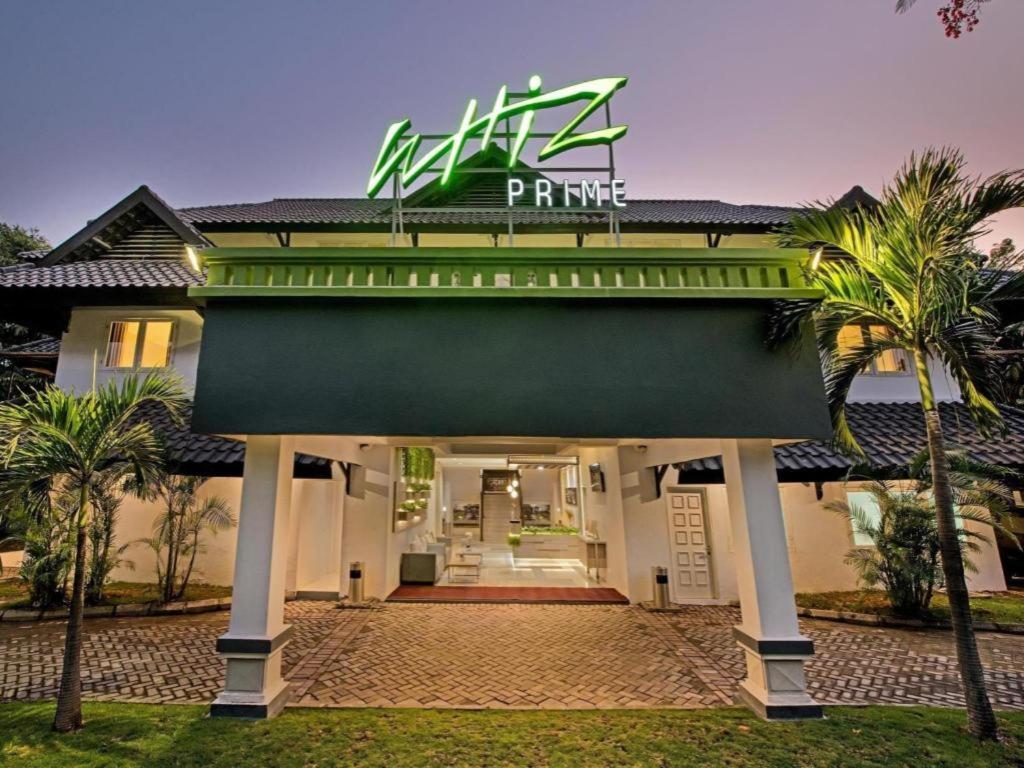 Whiz Prime Hotel Darmo Harapan Surabaya Exterior photo