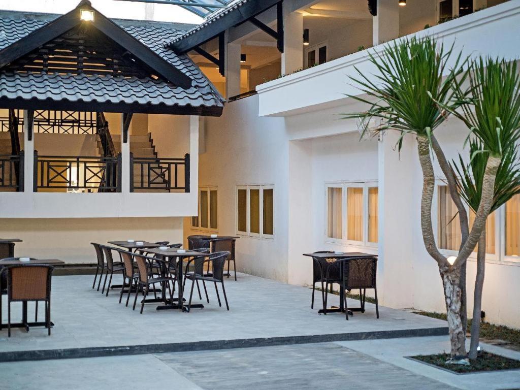 Whiz Prime Hotel Darmo Harapan Surabaya Exterior photo