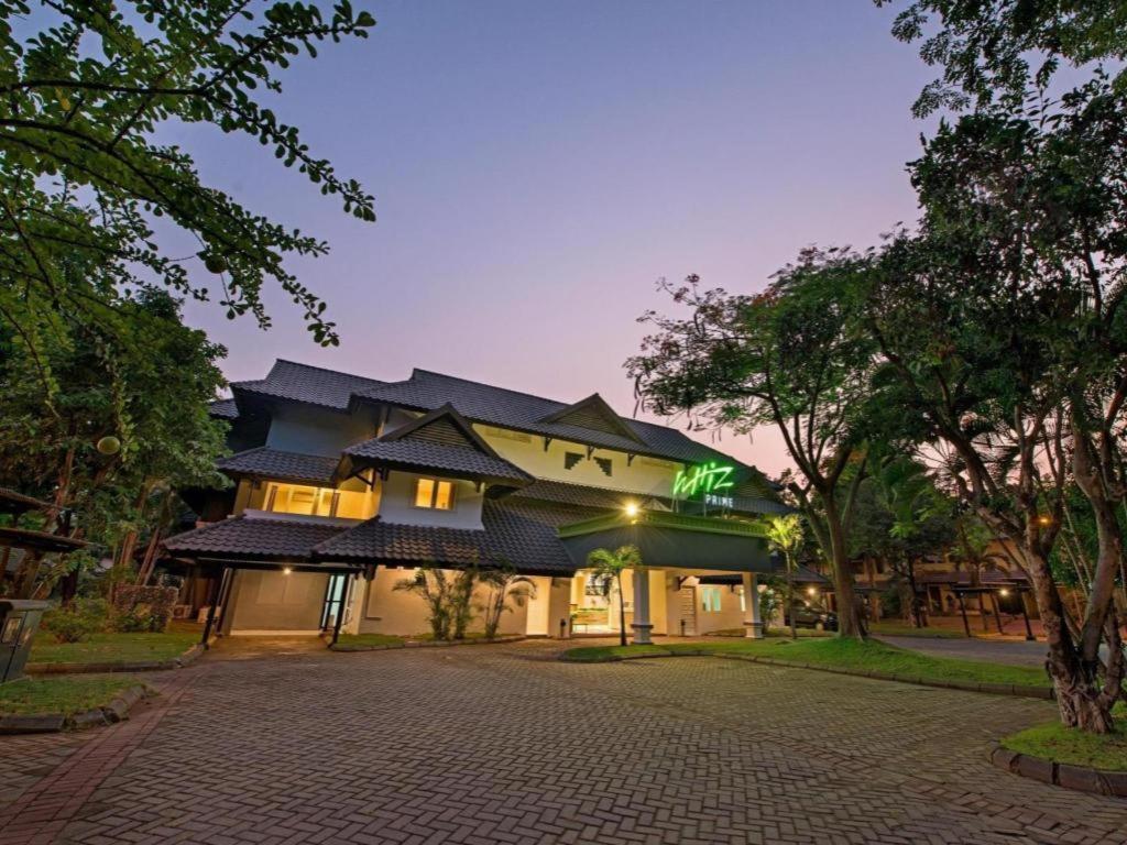 Whiz Prime Hotel Darmo Harapan Surabaya Exterior photo