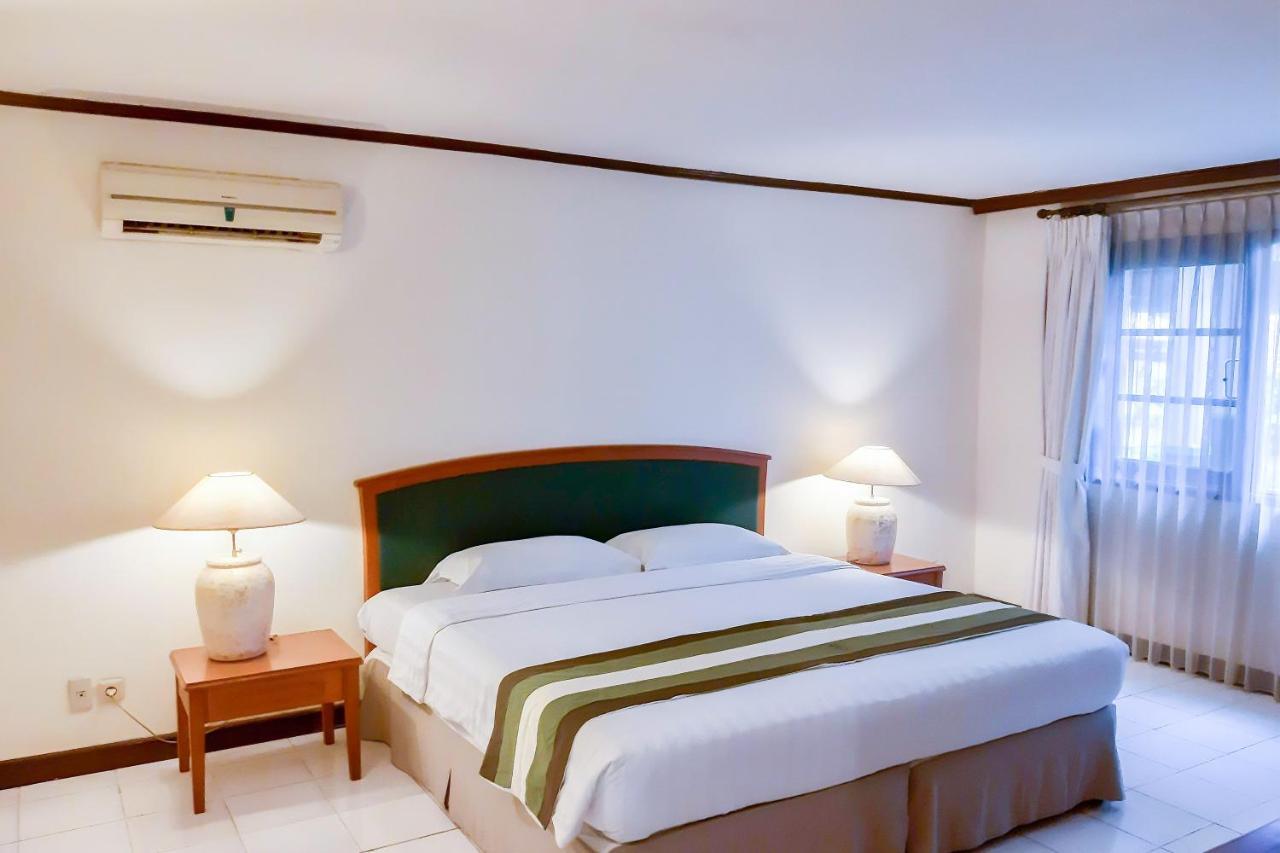 Whiz Prime Hotel Darmo Harapan Surabaya Room photo