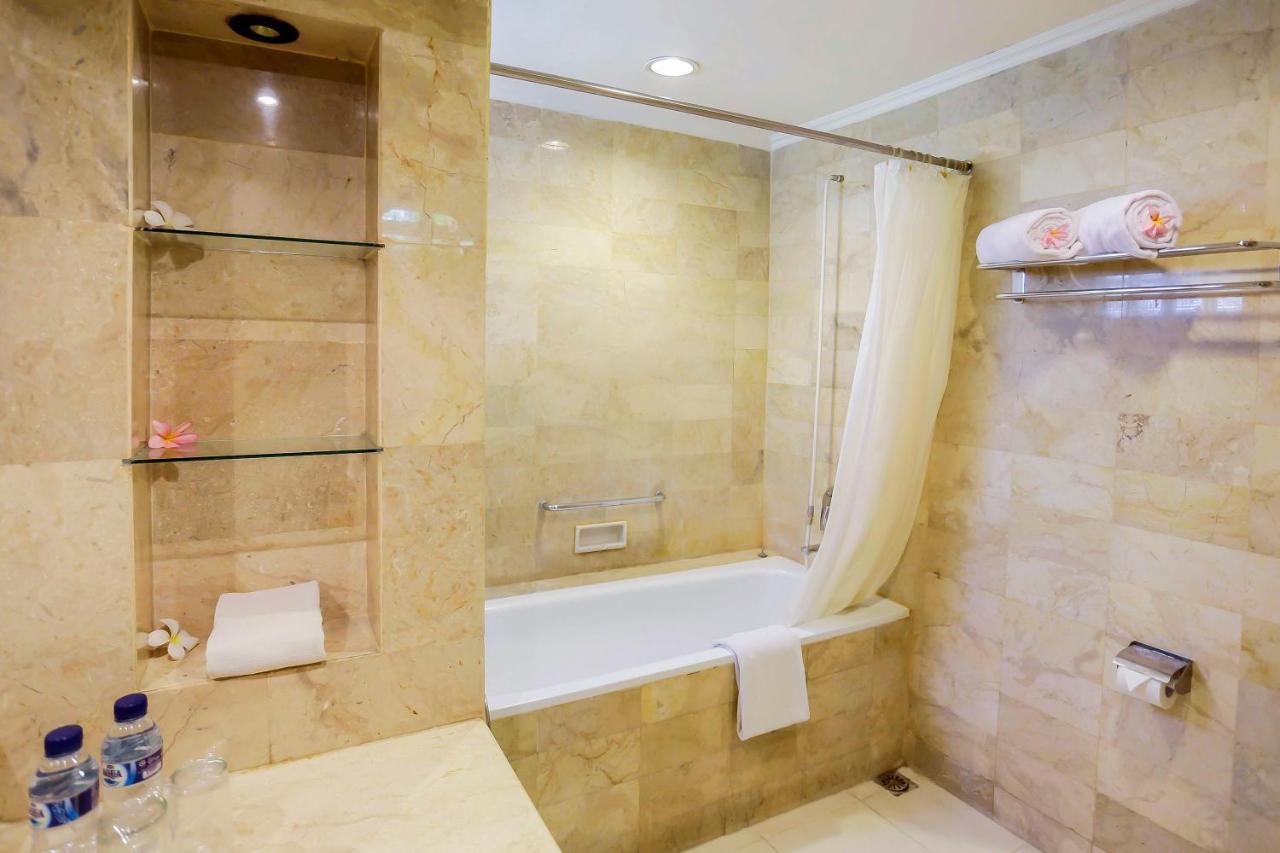 Whiz Prime Hotel Darmo Harapan Surabaya Exterior photo