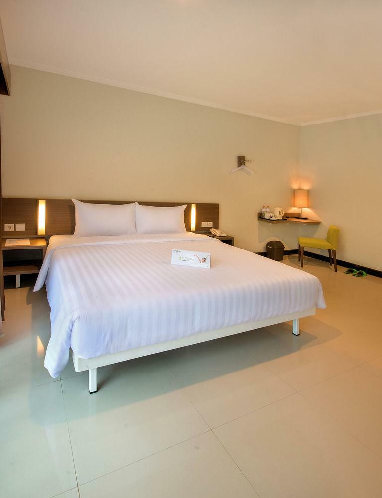 Whiz Prime Hotel Darmo Harapan Surabaya Exterior photo
