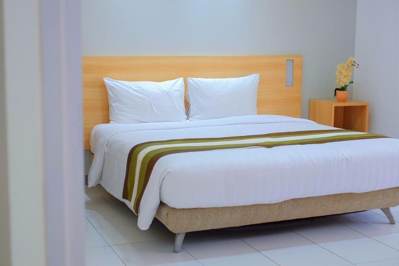 Whiz Prime Hotel Darmo Harapan Surabaya Exterior photo